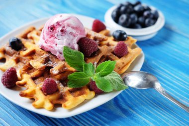 Taze meyveleri ve dondurma ile Belçika waffle 