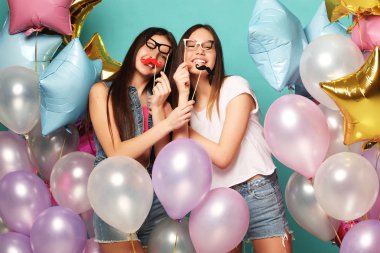 Yaşam tarzı, arkadaşlar ve insanlar konsepti: hippi kızların en iyi arkadaşı 