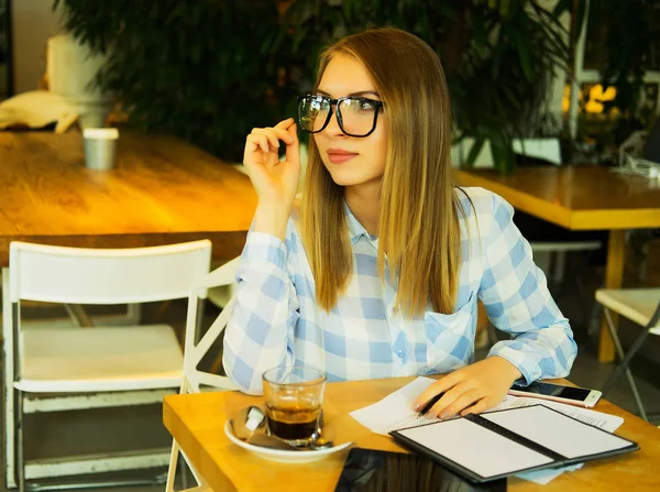 Estudiante talentosa creando artículo para tareas usando libro de texto, escribiendo ideas en copybook sentado en el espacio de coworking, concepto de estilo de vida — Foto de Stock