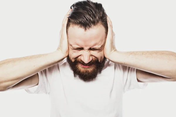 Homem segurar as mãos em orelhas templos, conceito de homem estressado, dor de cabeça, deprimido, dor, olhos fechados usar t-shirt branca, isolado em branco . — Fotografia de Stock