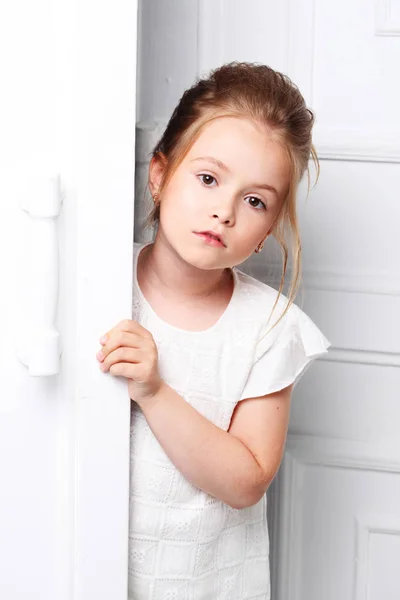 Moda infantil. Uma linda e pensativa garota loira séria — Fotografia de Stock