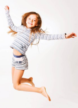 küçük kız beyaz arka plan üzerinde atlama