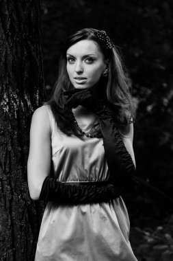 Yaz park içinde güzel antika kadın