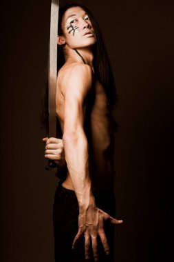 katana ile Asya adam