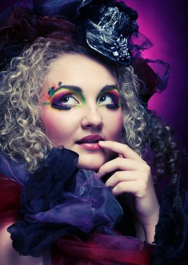 Sanatsal makyajlı güzel bir kadın.. 