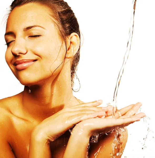 Žena s kapek vody na její čistý obličej — Stock fotografie