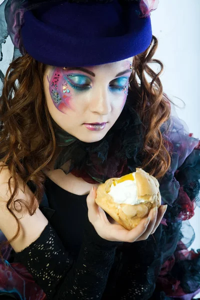 Jeune femme avec maquillage créatif avec gâteau . — Photo
