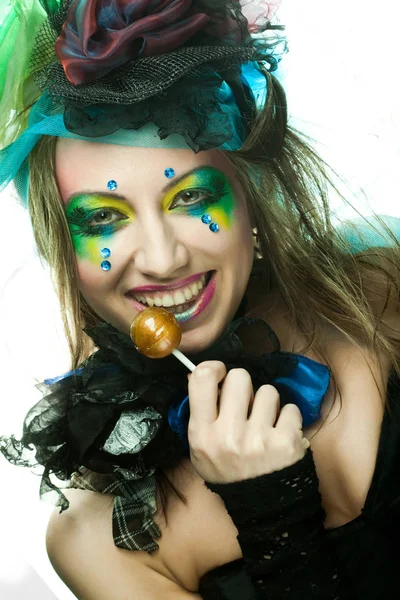 Yaratıcı makyajlı kız lolipop tutuyor 