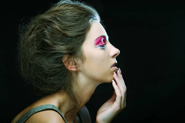 Chica de moda posando sobre fondo oscuro —  Fotos de Stock