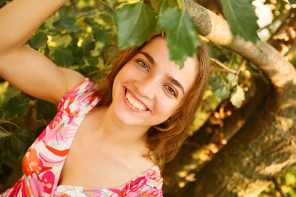 Mujer alegre en el jardín — Foto de Stock