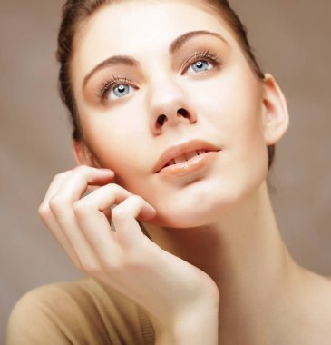 yaşam tarzı, duygu ve insanlar kavramı - genç kadının portresi, şehvetli sarışın