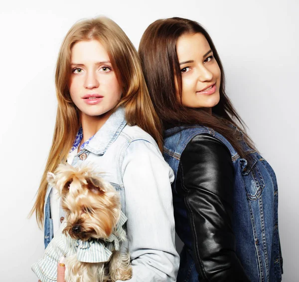 Style de vie et concept de personnes : Deux jeunes filles amies debout pour — Photo