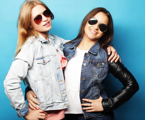 Lifestyle and people concept: Two young girl friends standing together and having fun. — Stock Photo, Image