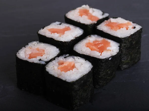 Rouleaux Maki sur fond gris. Sushi japonais. gros plan . — Photo