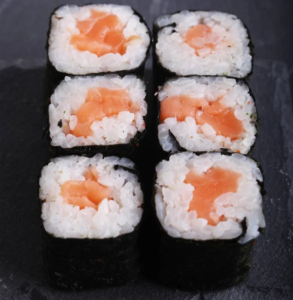 Maki-Rollen mit grauem Hintergrund. Japanisches Sushi. Nahaufnahme. — Stockfoto