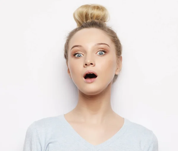 Indoor shot of stupefied shocked blonde woman keeps mouth widely open, looks at camera, wears casual clothes, isolated over white background. Atractivo modelo femenino interior . — Foto de Stock