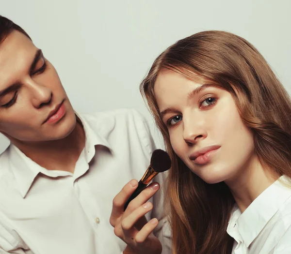 Concepto de belleza: Maquillador haciendo maquillaje —  Fotos de Stock