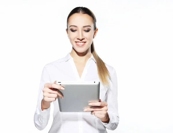 女性は、白い背景で隔離のタブレット コンピューターを保持しています。画面に触れることに取り組んでいます。カジュアルな笑顔の白人女性. — ストック写真