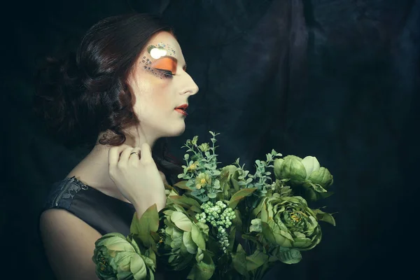 Primer plano retrato pelirrojo mujer con brillante creativo maquillaje celebración de flores secas —  Fotos de Stock