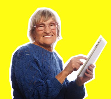 Sanat kolaj, dergi style - ipad kullanan kıdemli mutlu kadın