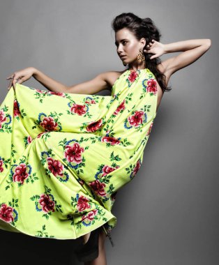 Moda model parlak elbise