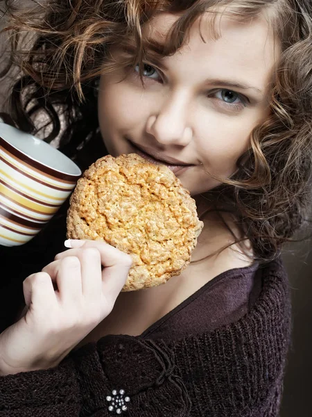 Mulher atraente com café e bolo — Fotografia de Stock