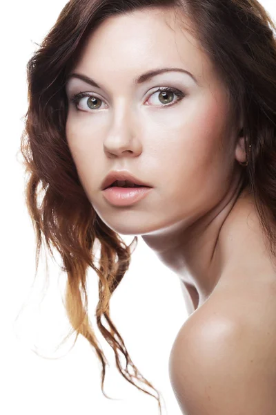 Visage d'une belle jeune femme sexy avec une peau propre sur un blanc — Photo