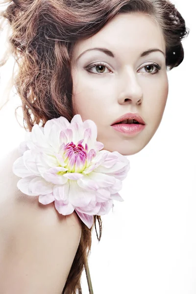 Vrouw met grote roze bloemen — Stockfoto