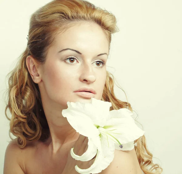 Молода жінка з красивою весільною зачіскою — стокове фото