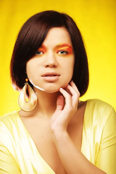 Mujer en vestido amarillo sobre fondo amarillo — Foto de Stock