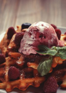 Dondurma ve taze meyveler - ahududu ve yaban mersini ile Belçika Waffle tabak