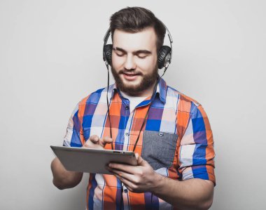 Yaşam tarzı, insan ve eğitim kavramı: audiobook beyaz arka plan üzerinde kulaklık aracılığıyla müzik adam.