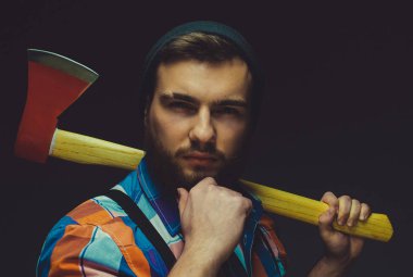 Studio siyah arka plan üzerinde poz balta ile sakallı adam