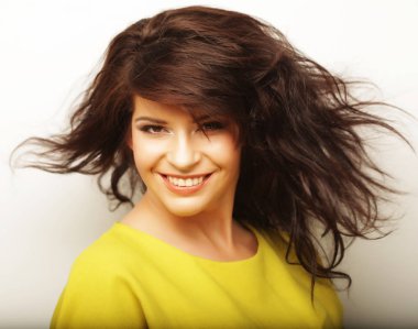 yaşam tarzı ve insanlar kavramı: genç kıvırcık kız giyim gülümseyen şirin