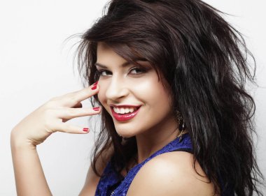 Güzel, genç, şaşkın bir kadın. Stüdyo çekimi..