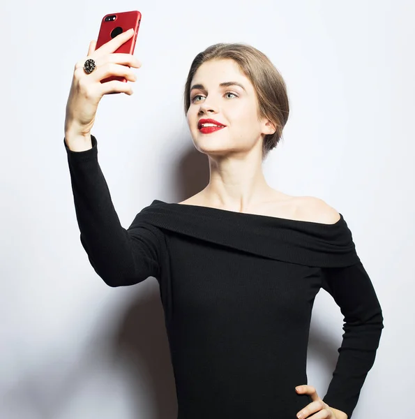 Emotions, expressions et concept de personnes - heureuse jeune femme souriante portant une robe noire prenant selfie avec smartphone — Photo