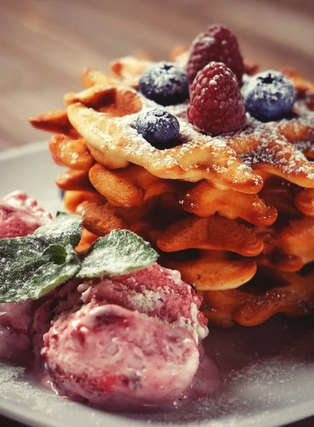 Тарілка бельгійських вафель з морозивом та свіжими ягодами малина та чорниця — стокове фото