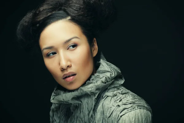 Porträtt av vacker kvinna i grå klänning med mode frisyr. Mode och skönhet koncept. — Stockfoto