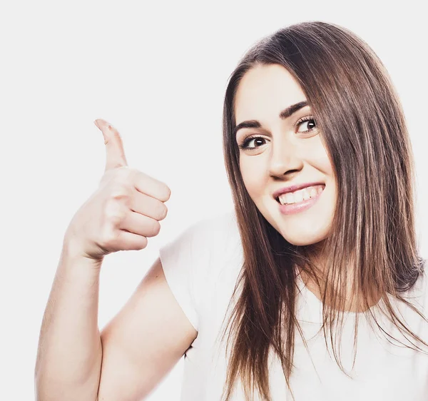 Счастливая молодая веселая женщина показывает большие пальцы на белом фоне — стоковое фото
