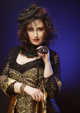 Sanatsal makyaj bu güzel hanımla. Kıvırcık saçlı. Lüks stil.