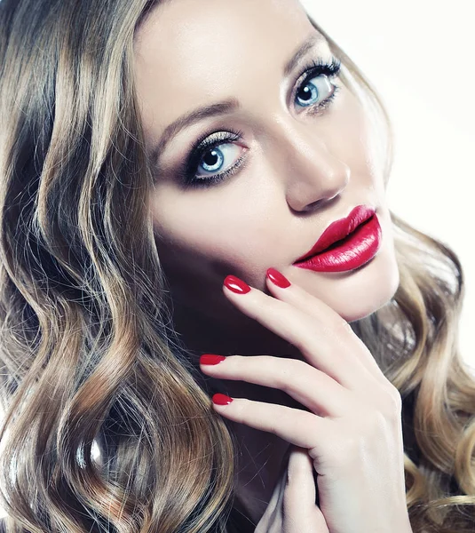 Όμορφη γυναίκα closeup πρόσωπο με μακριά ξανθά μαλλιά και έντονο κόκκινο κραγιόν — Φωτογραφία Αρχείου