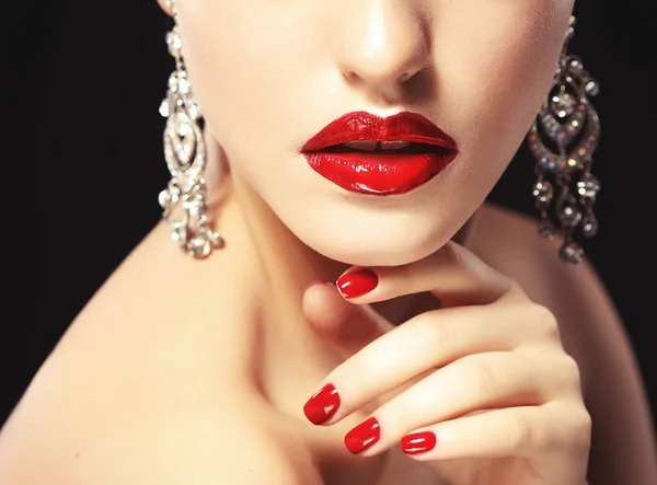 Mooie lippen close-up. Rode lippenstift. Zwarte achtergrond. — Stockfoto