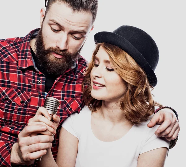 Lifestyle and people concept: Young couple with microphone — Stock Photo, Image