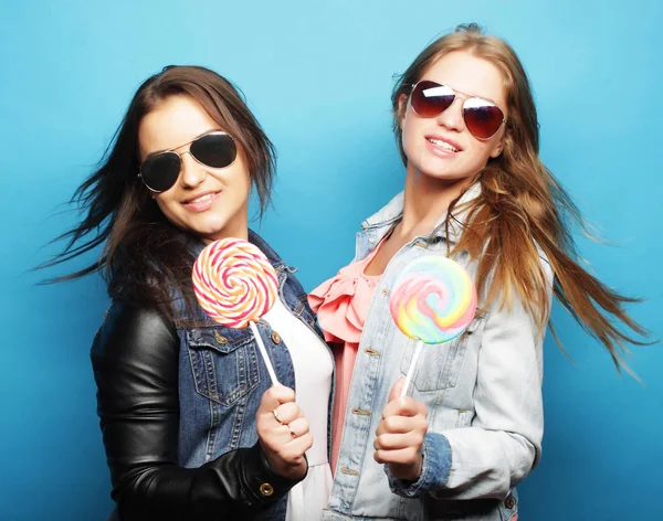Életmód, boldogság, érzelmi és emberek fogalma: két szépség hipster lányok — Stock Fotó