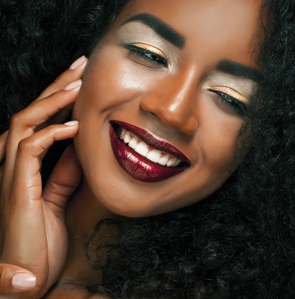 Estilo de vida e conceito de pessoas: Close up retrato de mulher americana africana confiante rindo — Fotografia de Stock