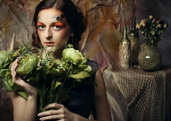 Porträt rothaarige Frau mit hellem, kreativem Make-up, das trockene Blumen hält, Studio-Shooting — Stockfoto