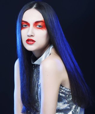 moda model kadın kırmızı makyaj ile
