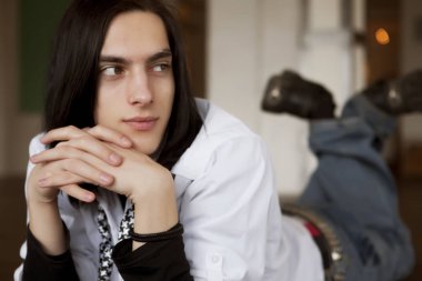  karanlık uzun saçlı adam