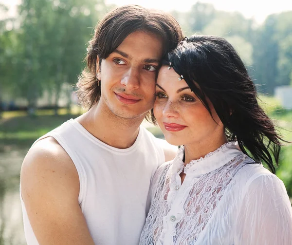 Joven feliz sonriente atractiva pareja — Foto de Stock