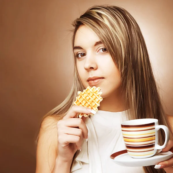 Mulher com café e biscoitos — Fotografia de Stock